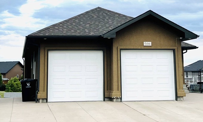 Saskatoon House | Entire house with indoor Fireplace and Jacuzzi