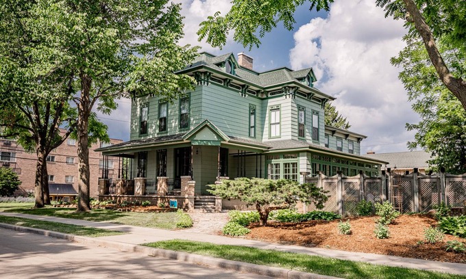 Oshkosh House | Entire Victorian Mansion - Near Main St & Farmer’s Mkt - Sleeps12