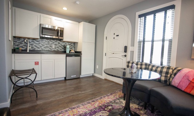 Custer Hotel | EO Bungalows – Adults Only