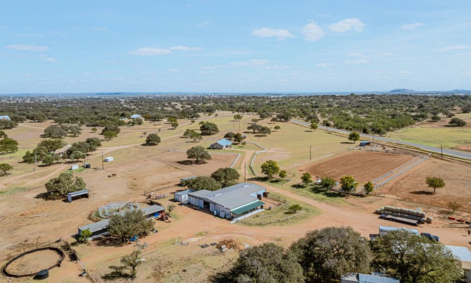 Llano House | Escape to Faulkner Ranch & Horse Hostel Countryside!