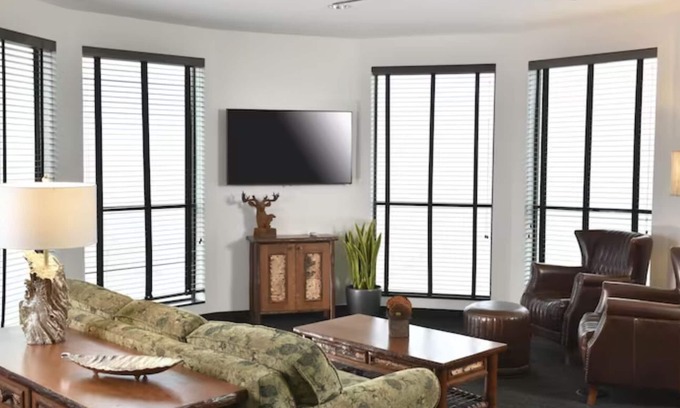 Broken Arrow Hotel | Escape to Our Warm Country Retreat! Spacious Rustic Rooms, Parking