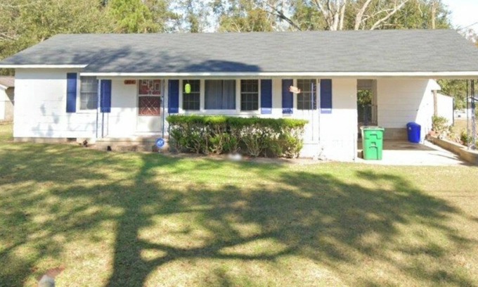 Sylvester Cottage | Escape to this cozy 3-bedroom cottage nestled in the heart of Sylvester.