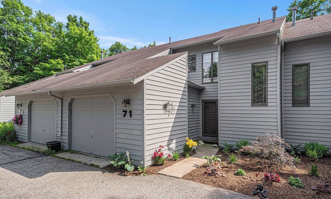 Harbor Springs Condo | Escape to this modern 4-bedroom condo in Harbor Springs, MI
