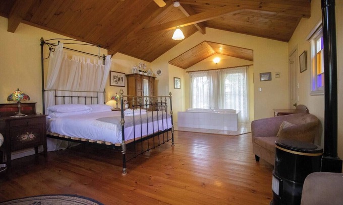 Mount Pleasant Cabin | Escape to tranquility in this charming Ballarat cottage, perfectly located in the heart of town