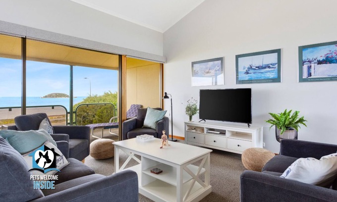 Victor Harbor House | Esplanade 3BR Holiday Home with Beautiful Ocean Views