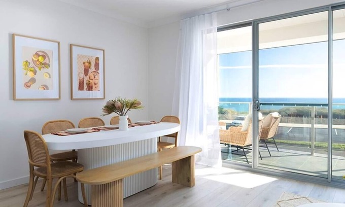 Seaford House | Esplanade Elegance Seaford: Sleeps 7