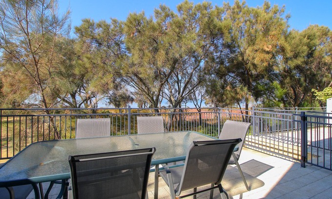 Falcon Apartment | Estuary Waterfront - View from your Courtyard!