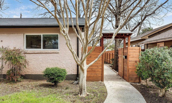 Windsor Park House | Euro-inspired 1-br cottage with AC, w/d, private fenced yard in central Austin