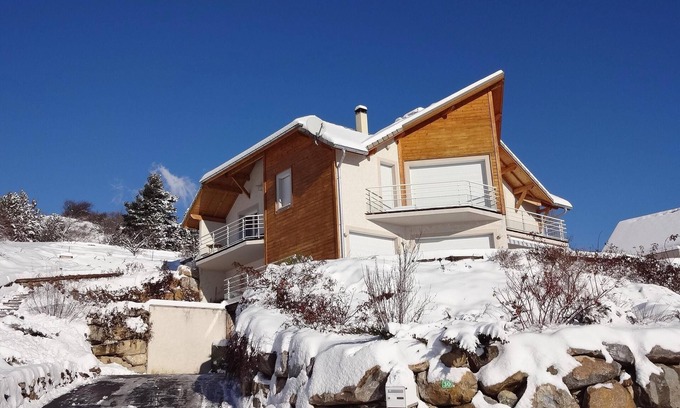 Embrun Apartment | Exceptional view of lake, lake and mountains