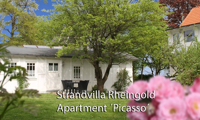 Gohren Apartment | Exclusive, near the beach apartment on the property of the beach villa Rheingold
