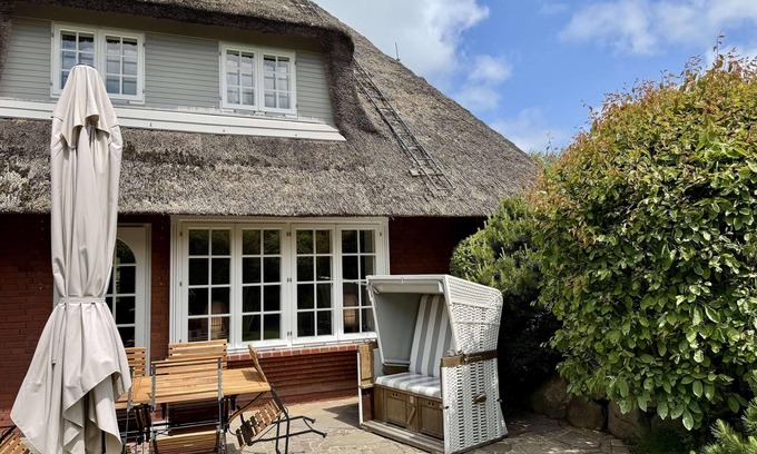 Kampen House | Exclusive thatched house for 6 people with sauna, fireplace, garden, parking space.