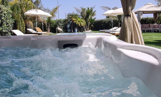 Brucoli Villa | Exclusive Villa with saltwater pool and Jacuzzi hot tub near the sea.