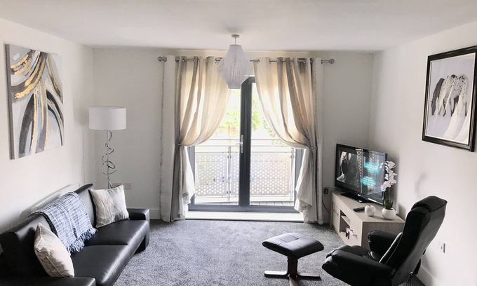 Derby Apartment | Executive Apartment with Balcony