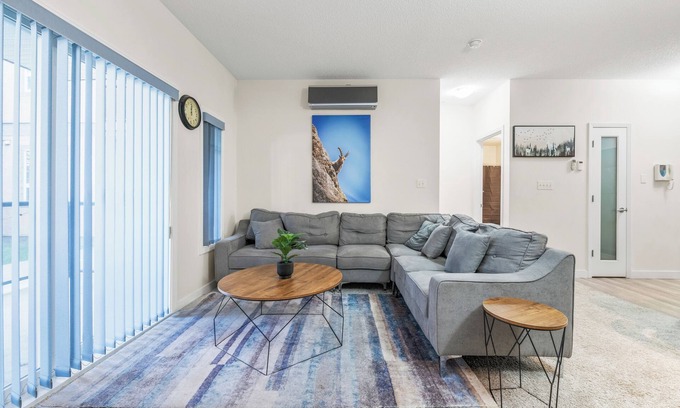 West Edmonton Apartment | Executive| King Bed Suite/Monthly Rentals
