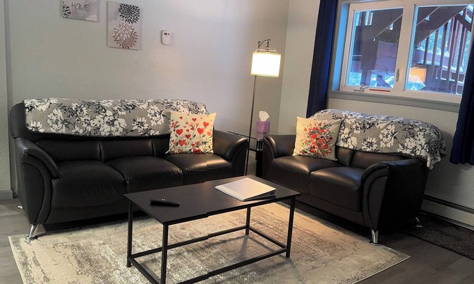 College House | Executive Lakeside Cozy 2-BR Retreat with WiFi - Bliss!