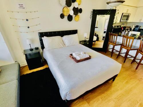 Crystal City Apartment | Executive Suite at Crystal City - 1BR, Metro, Gym, Pool, Sauna, 2 Queen Beds