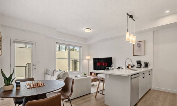 Springbank Hill House | Executive Suite with King Bed » Garage » AC » Free » 65`