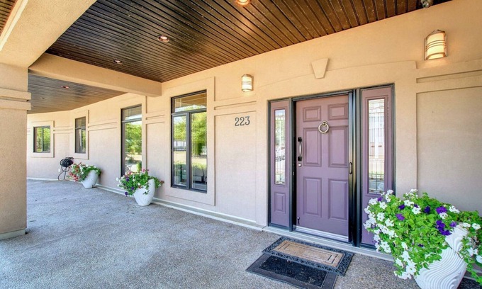 Drumheller House | Exotic 4 Bedrooms Bungalow, Hot Pool Pool Table, Ping Pong