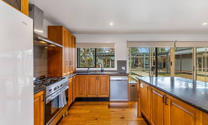 Bridgewater House | Expansive 6-Bedroom Getaway in Serene Countryside - an entertainer's paradise!