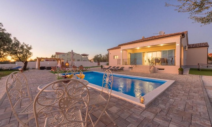 Tinj House | Experience only the best - house Kamber