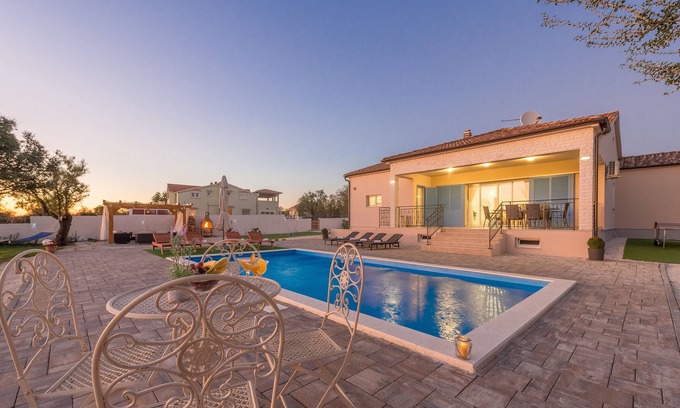 Tinj Villa | Experience only the best - house Kamber