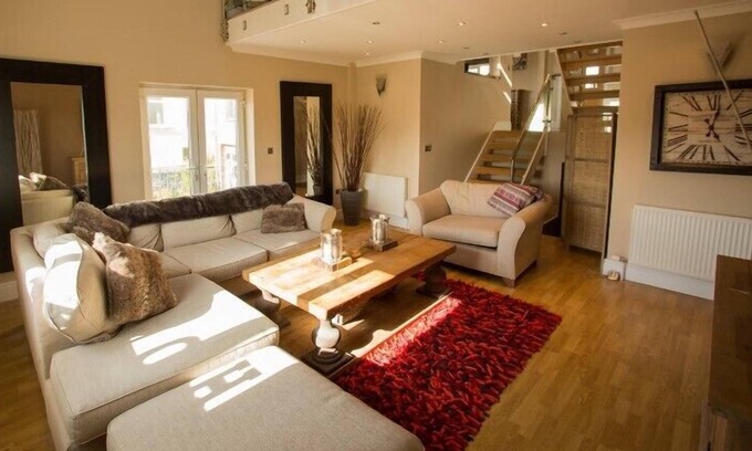 Merthyr Tydfil House | Experience the magic of Wales, take in mountain views with family and friends!
