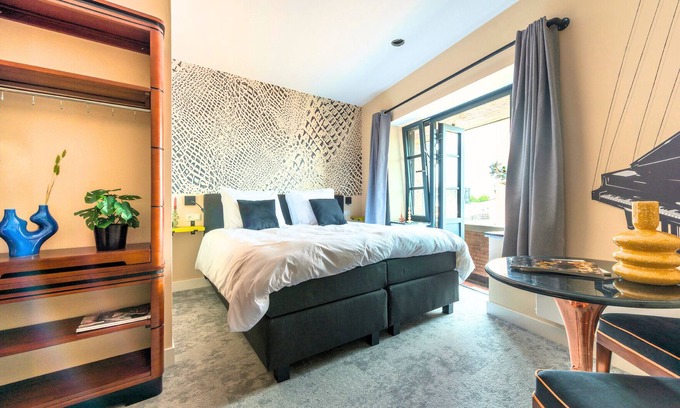 Centrum Apartment | Experience the unique style of Nelly van Doesburg in this cheap apartment in Tilburg.
