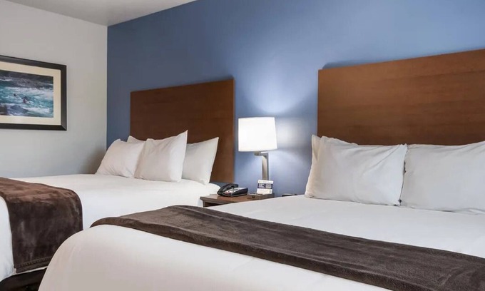 Shakopee Hotel | Explore Shakopee: Room with Full Kitchen Near Landscape Arboretum