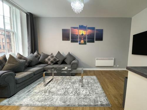 City Centre Glasgow Apartment | Exquisite 2BR Flat near Central Train Station
