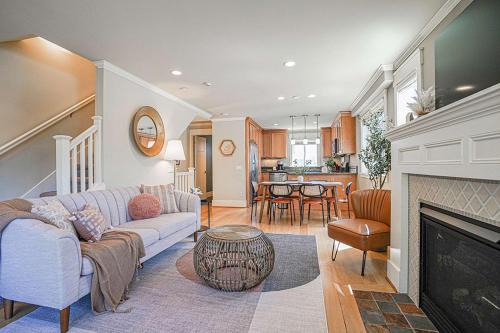 Atlantic House | Exquisite Central Townhome with Spacious Loft and Gourmet Kitchen