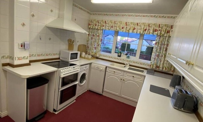 Darlington Cottage | Exquisite Manor House Cul de sac Sleeps 8 with Private Parking