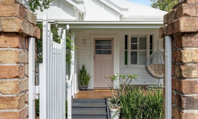 East Toowoomba House | Exquisite, Stunning & Central! CDB Fringe Cottage!