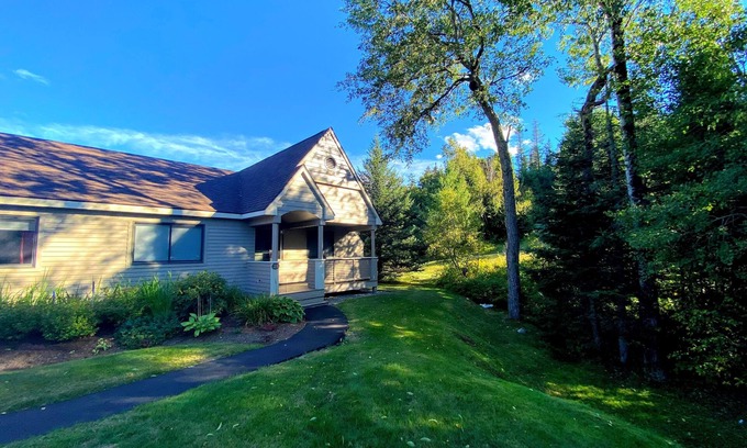 Bretton Woods House | F24 Bretton Woods Townhome with golf course and mountain views, walk to Mt Washington Hotel!