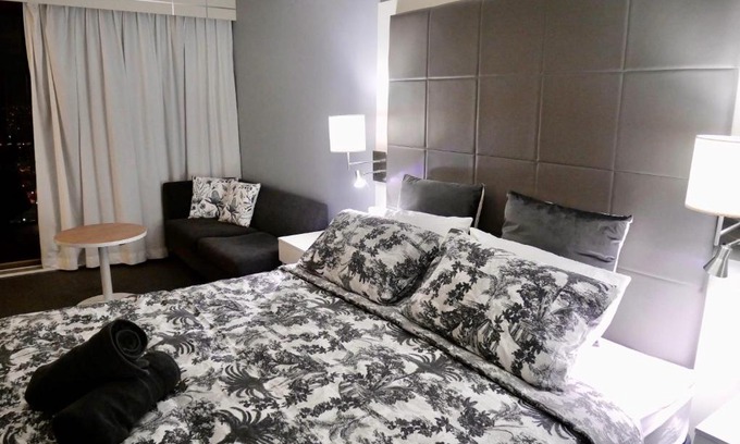 Surfers Paradise Hotel | Fab studio in heart of Surfers Paradise! FREE WIFI and FREE PARKING!
