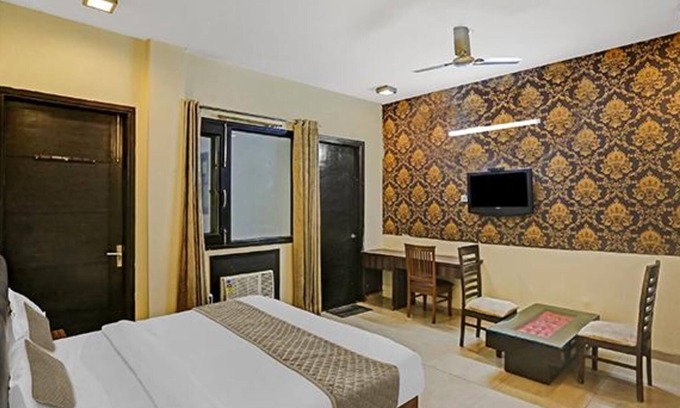 Sector 40 Hotel | Fabhotel X Green Tree