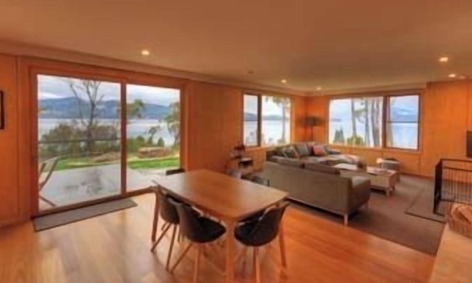 Brooks Bay House | Fair Winds , luxury Huon Valley accommodation