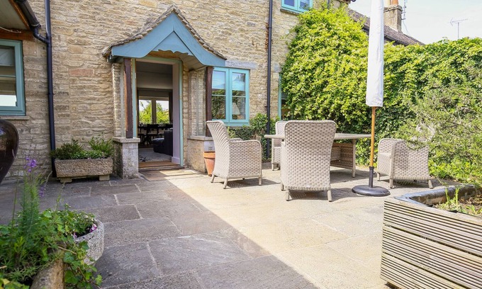 Milton-under-Wychwood Cottage | FAIRVIEW COTTAGE, pet friendly in Milton-Under-Wychwood