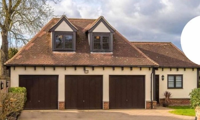 Peterborough House | Fairy Meadow Hideaway