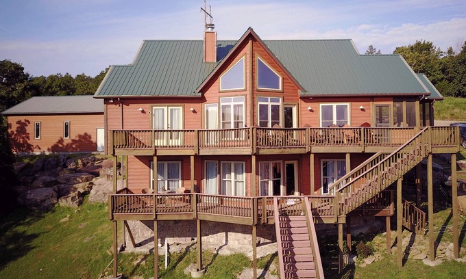 Longtown Cabin | Fall foliage coming soon! Lakeside,Views,Firepit,Dock,kayaks& paddleboards
