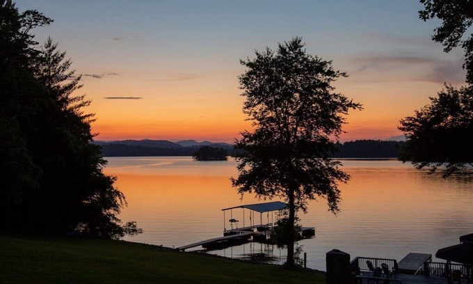 Blairsville House | Fall Foliage Retreat | Lakefront Cabin w/Hot Tub, Pool Table, Fire Pit
