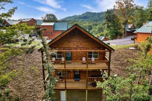 Pigeon Forge House | Fall is in the air, Your Mountain Escape awaits