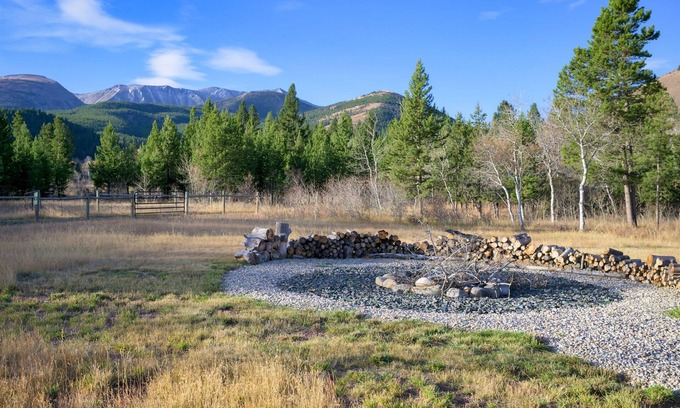 Anaconda Cabin | Fall Mountain Views, Fire Pit, Hunters Welcome!