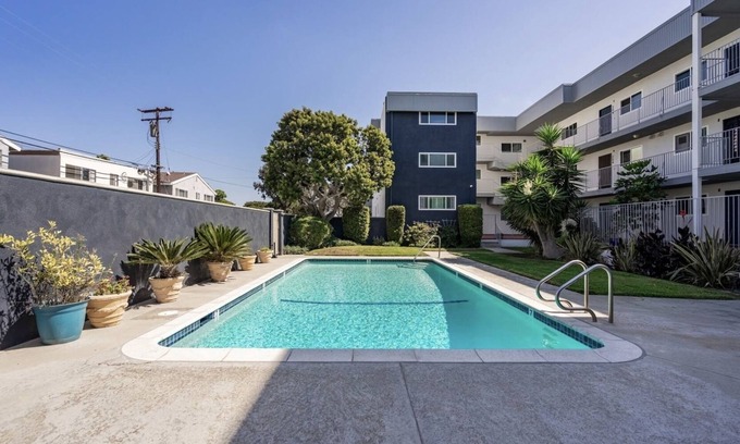 South Redondo House | Fall Special! Stunning Modern Luxury Condo - Gym, Pool, Steps to Hermosa