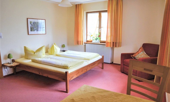 Busterbach Apartment | Familienzimmer für bis zu vier Personen mit zwei separaten Doppelzimmern, Sat-TV und Badezimmer