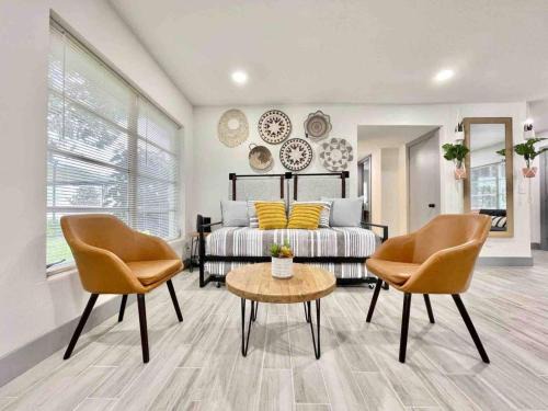 Dover Shores West House | Family 3br Orlando Retreat Kitchen & Wi-fi