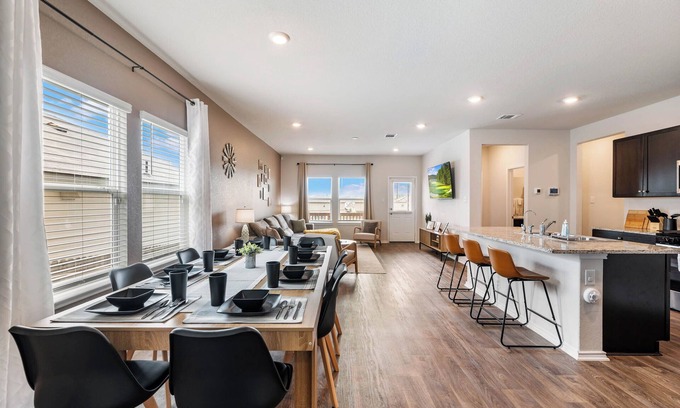 San Antonio House | Family 5BR Western Retreat – Lackland BMT, SeaWorld & Riverwalk