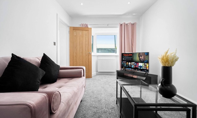 Bilston House | Family/Contractors 3 bed house/parking/sleeps 7