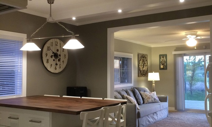 Mountain View Cottage | Family cottage 15 mins from Waterton, AB! Perfect Winter Getaway