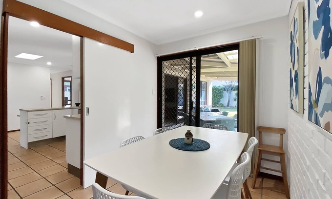 Warana House | Family Friendly 4 Bedroom 100m from Beach