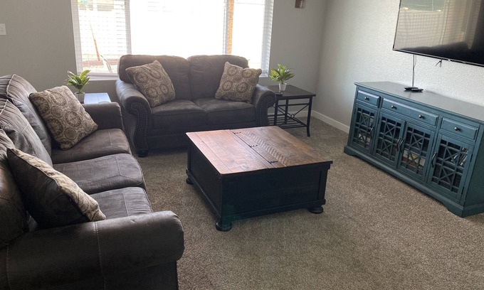 Caldwell House | Family Friendly Home, Quiet Culdesac (Sleeps 10-12)
